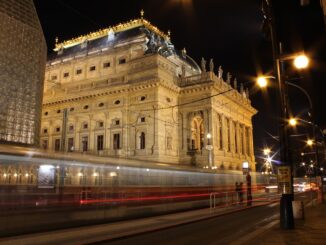 V Praze jezdí vánočně osvícené tramvaje a retrobusy